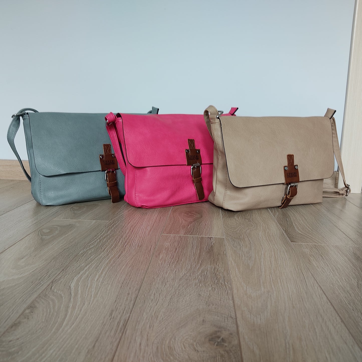 Синя дамска чанта с ефектно закопчаване