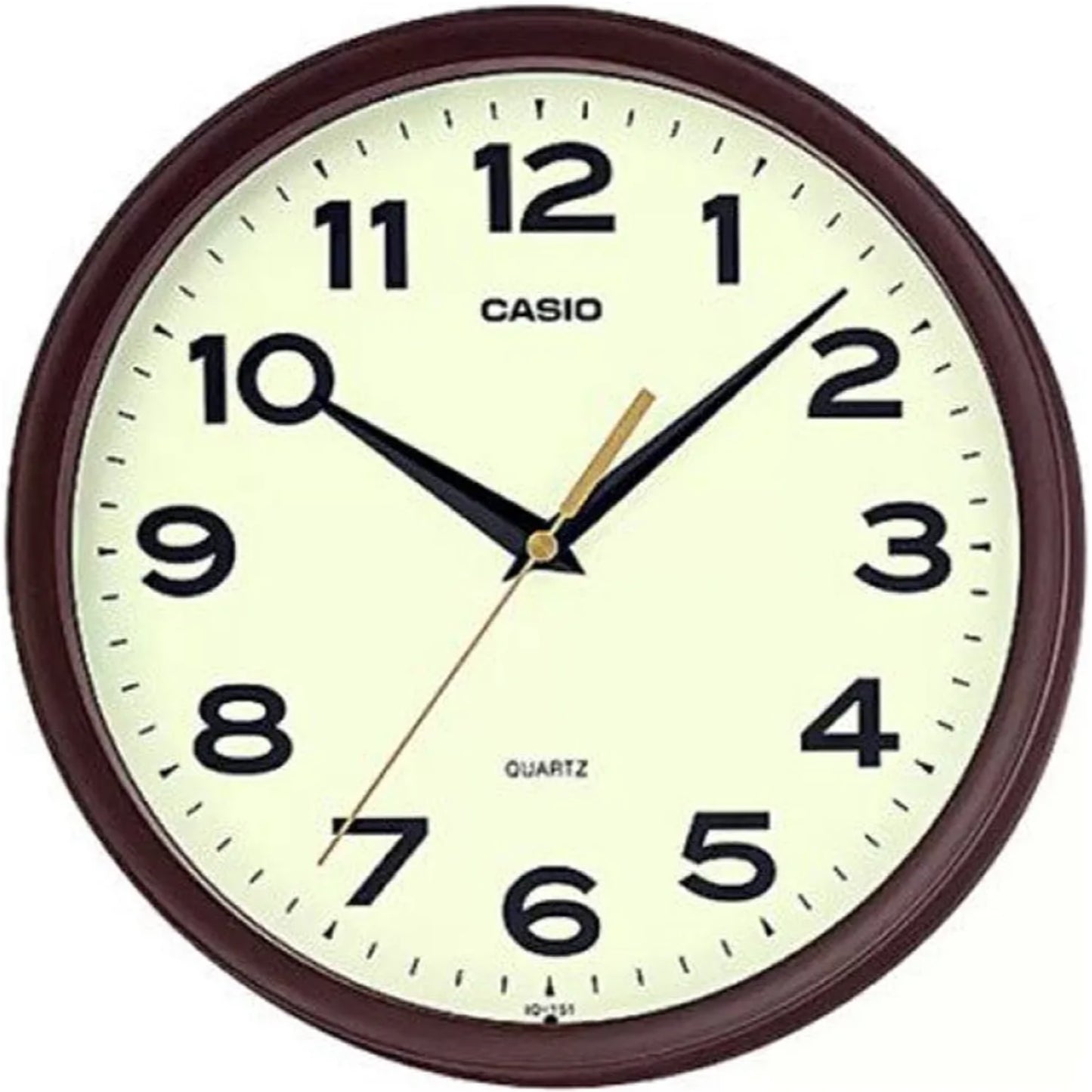 Кръгъл стенен часовник с черни цифри и бял циферблат. Casio