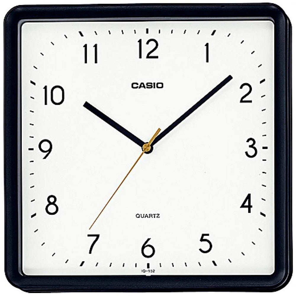 Стенен часовник Casio , квадратен с бял циферблат и черни арабски цифри. тих механизъм, макар че не е плавен